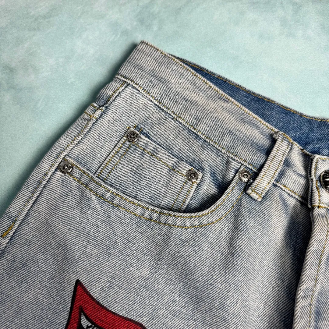 🅿️300 🔘Model No.-KL101 🔘Croixin𝐂𝐡𝐫𝐨𝐦𝐞 𝐇𝐞𝐚𝐫𝐭 CH graffiti crocodile skin jeans* CH The graffiti crocodile skin jeans co-branded by Crowe Xin are a rare treasure in the fashion world! That's quite rare on the market. Take a closer look at these pants, which are carefully embellished with 17 cross elements, and they are made of three different high-quality materials, including luxurious crocodile leather, soft and delicate lambskin, and unique horsehair. Every material is made of real materials. Compared with ordinary styles, there is a huge difference! What’s more worth mentioning is that the genderless trend exuded by these jeans is simply amazing! No matter boys or girls, as long as they wear it, they can easily control it, instantly make their fashionable temperament up, and become the most eye-catching trend focus among the crowd!  Color: Light Blue Size: S M L XL (28.30.32.34)
